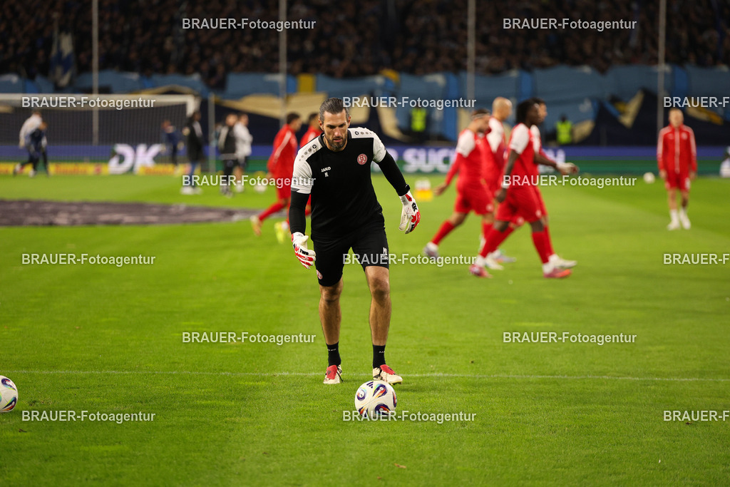 MSV Duisburg - Rot-Weiss Essen  | Duisburg, Deutschland, 26.10.2025 Manuel Lenz (Rot-Weiss Essen) wärmt sich auf  während des 3.Liga Spiels zwischen MSV Duisburg und Rot-Weiss Essen in der Schauinsland-Reisen-Arena am 26.10.2025 in Duisburg (Foto von Timo Bluhmki-Schmidt/ Brauer Fotoagentur