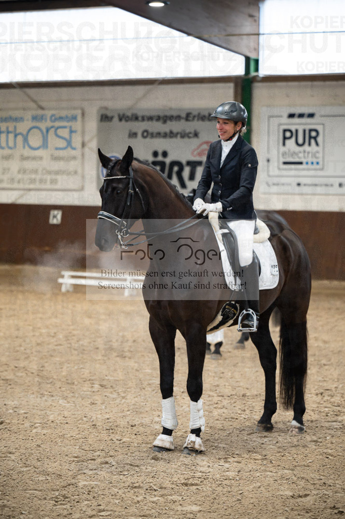 Hallenreittunier Voxtrup 2023 | Entdecke hochwertige Reitturnierfotos von Foto Oger. Professionell, emotional und authentisch – jetzt Lieblingsmomente im Shop bestellen.Deutschlandweite Turnierfotografie. - Realisiert mit Pictrs.com
