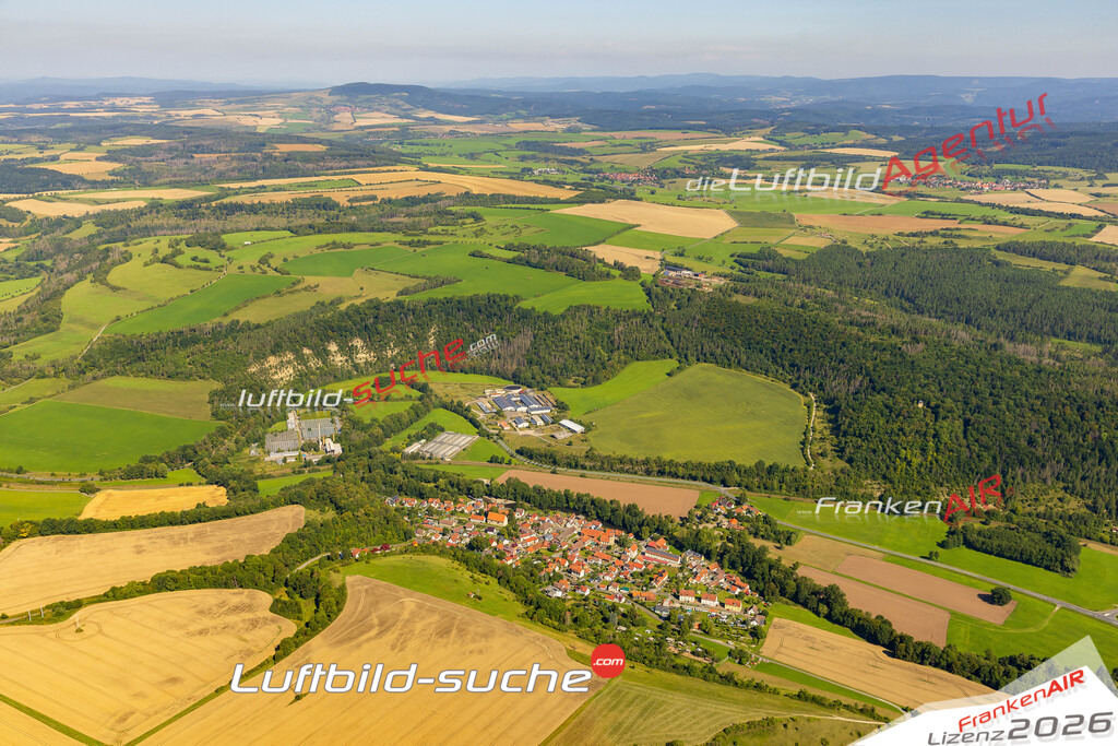 Neue Luftbildaufnahme der Stadt Henfstädt - Das Luftbild wurde 2025 vom UL-Flugzeug heraus erstellt ( keine Drohnenaufnahme ) - Hochauflösende Luftaufnahme - für Wandbilder und großformatige Ausdrucke geeignet. Das besondere Geschenk!Hier alle&nbsp;Infos zur Lizenzierung der LuftaufnahmeWir fliegen auch dieses Jahr wieder in Ihre Region um Luftbilder zu erstellen.- Luftbild anfragen