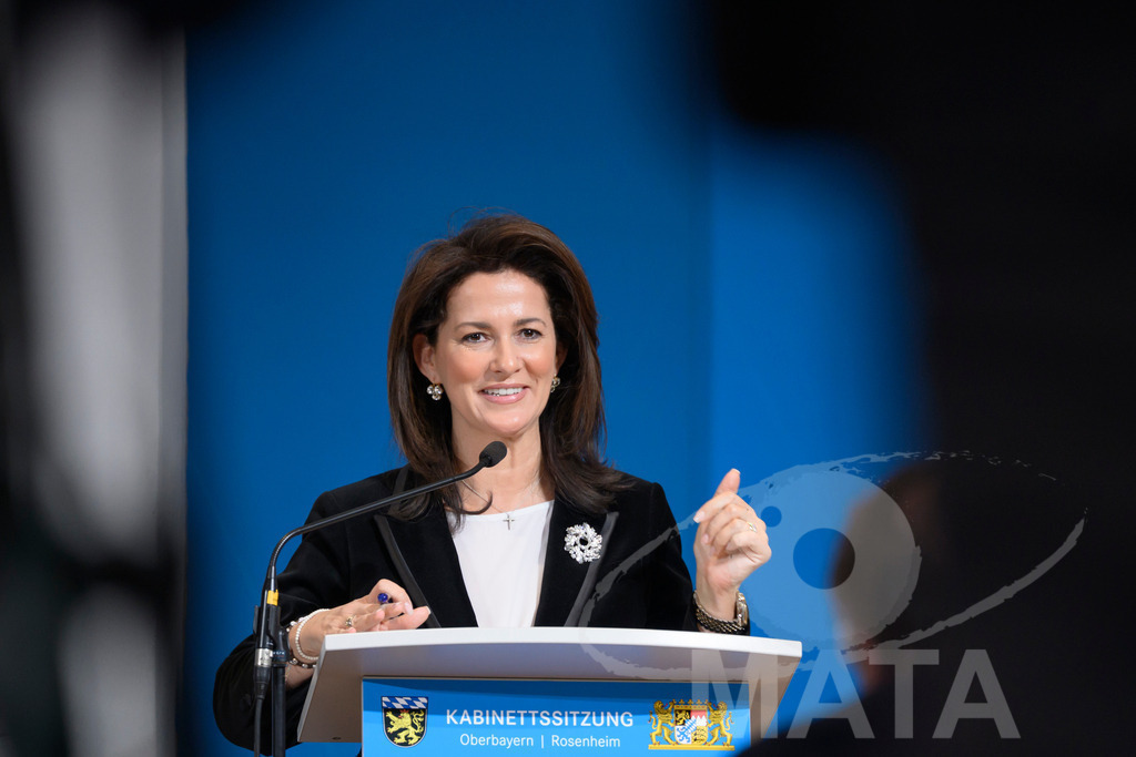 _DW05068 | Bayerns Landwirtschaftsministerin Michaela Kaniber (CSU)  Pressekonferenz im Lokschuppen. Rosenheim, 02.12.2025 Bayern Deutschland - Realisiert mit Pictrs.com