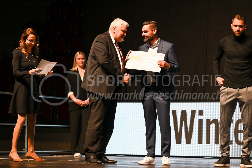 Winterthurer Sportehrung - 23. Februar 2023 | Winterthurer Sportehrung
AXA Arena, Winterthur
Stadtpräsident Mike Künzle überreicht Oliver Keller vom FC Winterthur einen Anerkennungs-Check.
Bild: Sportfotografie Markus Aeschimann | www.markus-aeschimann.ch - Realisiert mit Pictrs.com