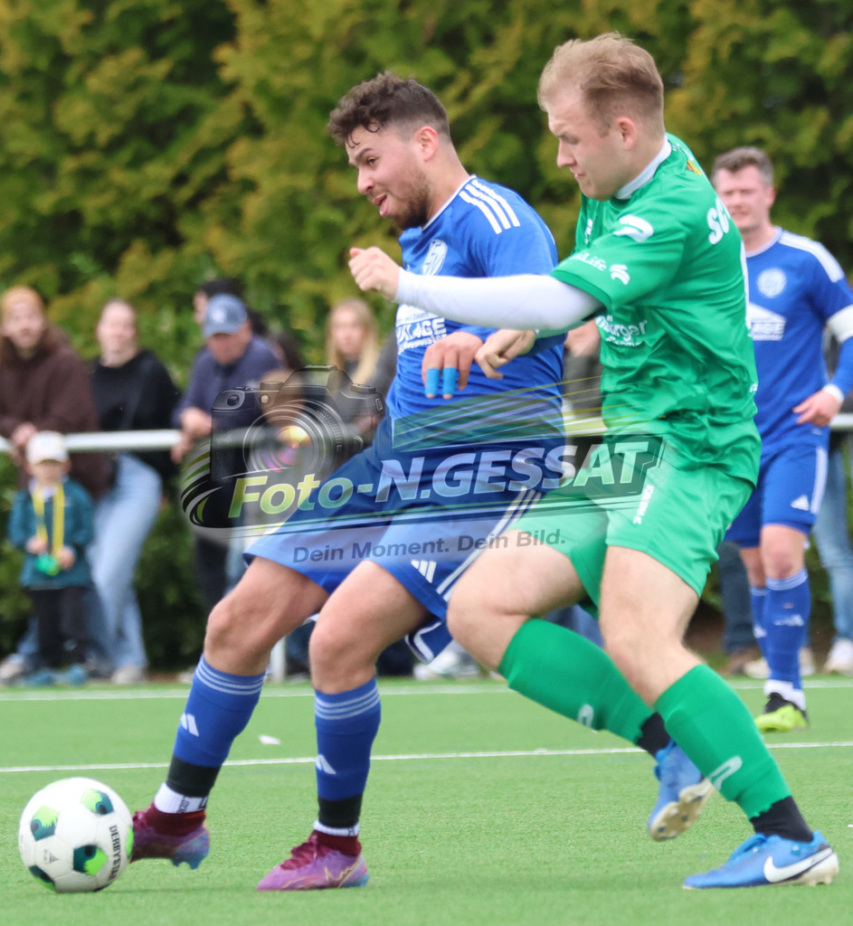 SC Enger - SV Enger-Westerenger | Auf dem Bild zu sehen: grün SC Enger: Luis Büscher ; blau SV Enger-Westerenger: Taha Baroude SC Enger, SV Enger-Westerenger, Saison 25/26, Kreisliga A, Enger, Deutschland - Realisiert mit Pictrs.com