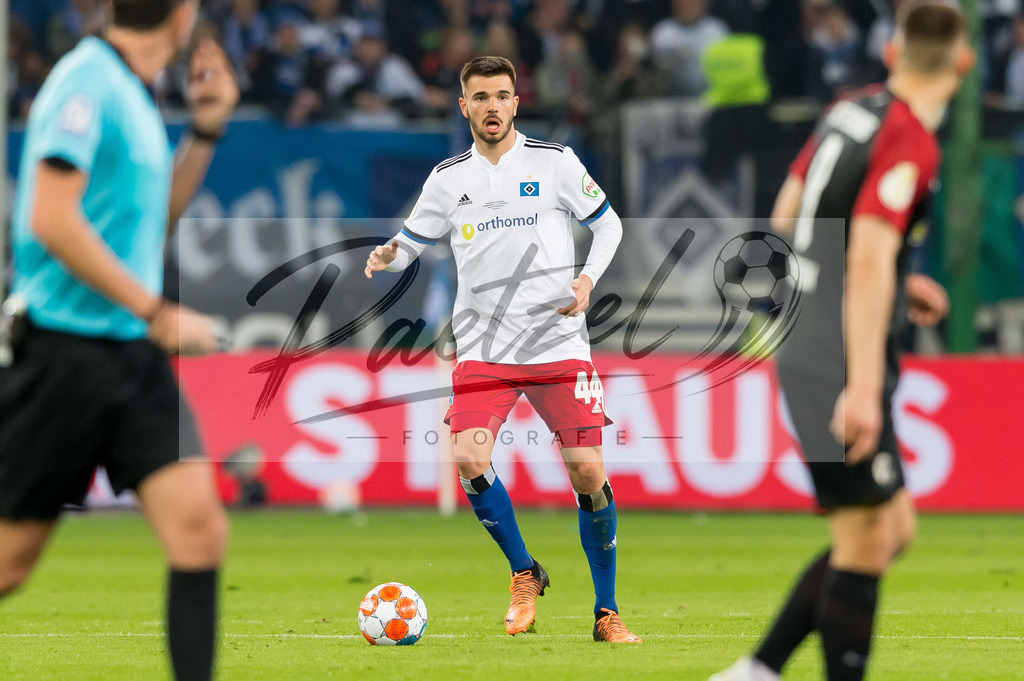 HSVSCF20220419_087 | Fussball, Herren: Mario Vuskovic (Hamburger SV) in Aktion, am Ball, Einzelaktion beim DFB-Pokal-Halbfinalspiel zwischen Hamburger SV und SC Freiburg im Volksparkstadion am 19.04.2022 in Hamburg, Deutschland.DFB / DFL REGULATIONS PROHIBIT ANY USE OF PHOTOGRAPHS AS IMAGE SEQUENCES AND/OR QUASI-VIDEO. - Realisiert mit Pictrs.com