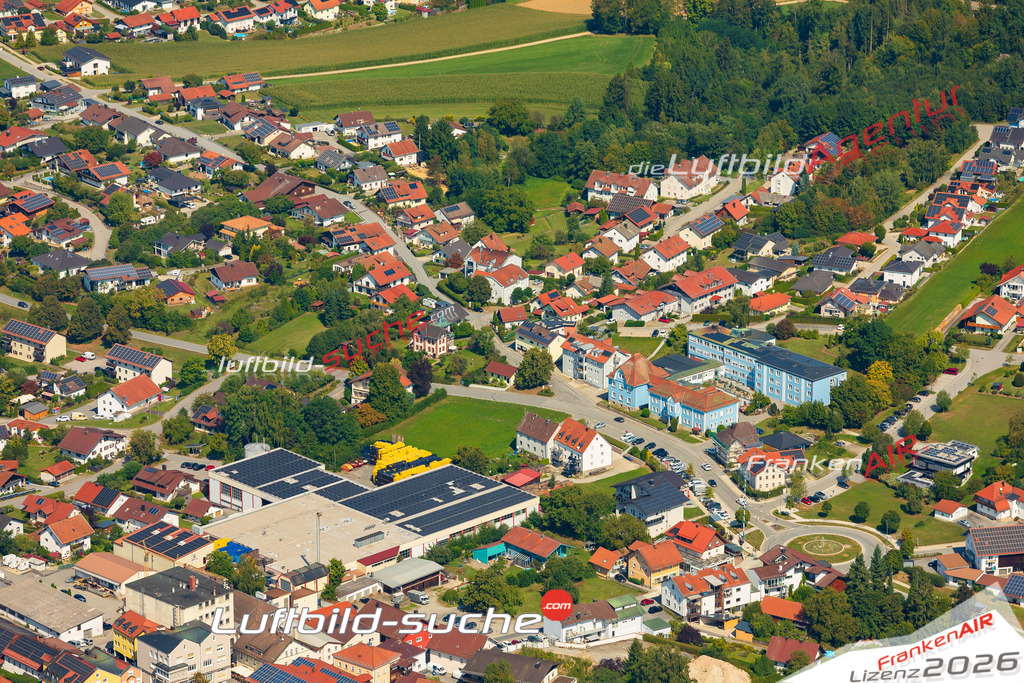 Luftaufnahme der Stadt Hutthurm - Die Luftaufnahme wurde 2025 vom UL-Flugzeug heraus erstellt ( keine Drohne ) - Hochauflösende Luftaufnahme - für professionelle Ausdrucke geeignet. Die Geschenkidee !Mit Lizenz und Bildrechte bestellbar