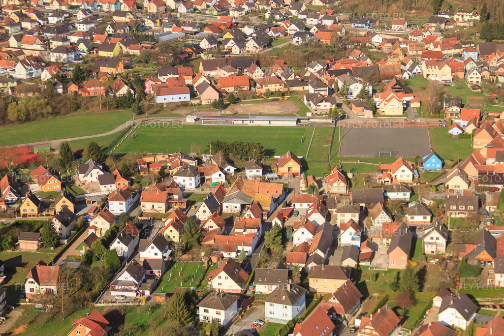 Vue aérienne: Terrain de football à Mothern dans le département Bas Rhin, France – .Photo: IMG_25613.jpg prise le 02/04/2010 par Werner Riehm/FLY-FOTO.eu – Résolution de l'original: 4638 x 3092 px