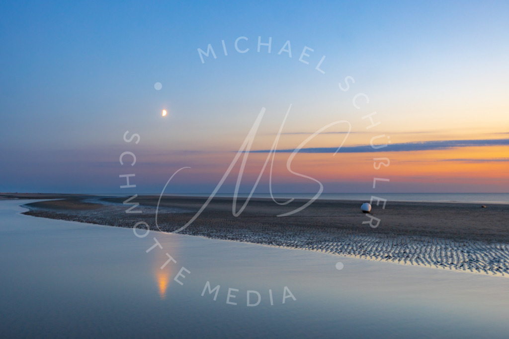 2022-09-03 SPO Strand Sonnenuntergang - 037 | Die Spiegelung des Mondes - quer - Realisiert mit Pictrs.com