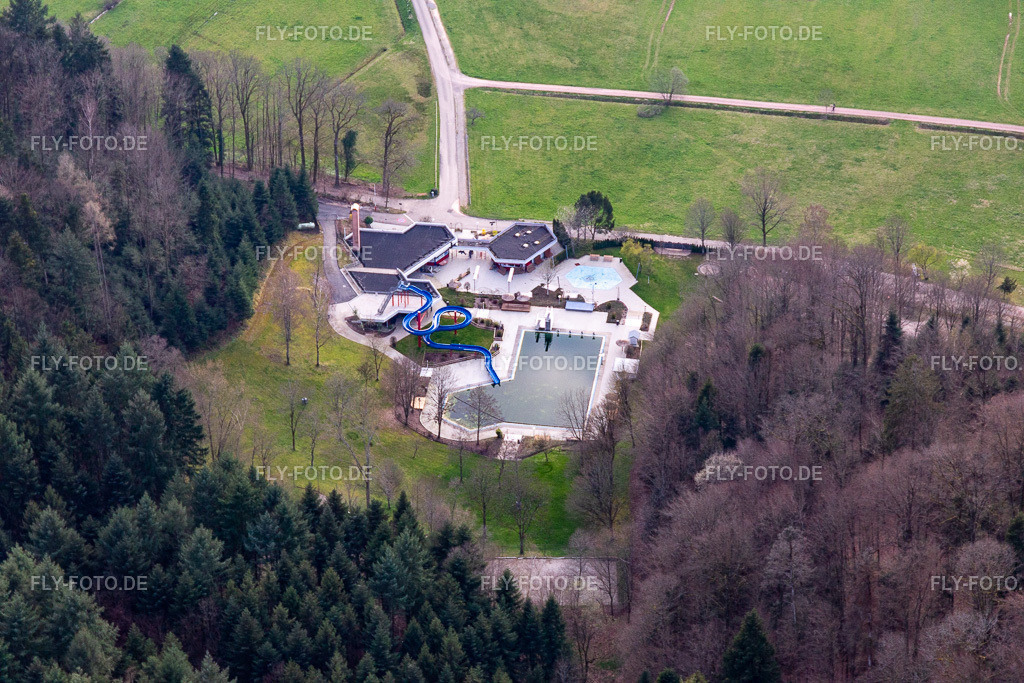 Waldterrassenbad | Luftbild: Waldterrassenbad in Biberach im Bundesland Baden-Württemberg in Deutschland. Foto: IMG_120351.jpg vom 17.03.2020 durch ©2025 Werner Riehm fly-foto.de/copyright - Realisiert mit Pictrs.com