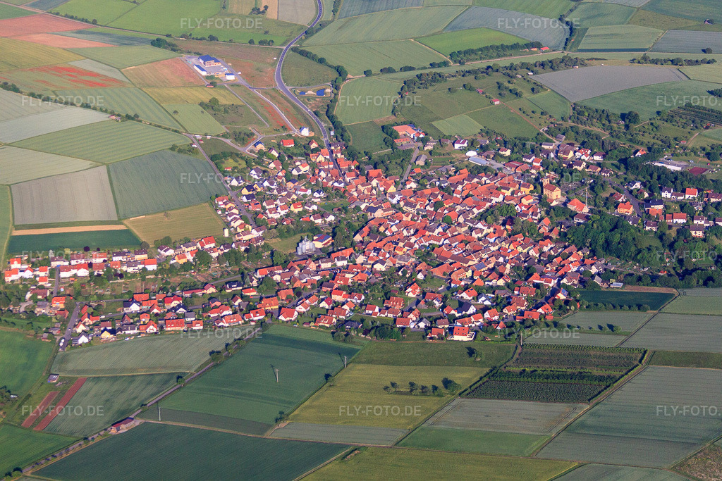 Luftbild: Ortsansicht von Südosten im Ortsteil Oberaltertheim in Altertheim im Bundesland Bayern in Deutschland. Foto: IMG_66239.jpg vom 30.05.2014 durch Werner Riehm/FLY-FOTO.deAuflösung des Originals: 4752 x 3168 px