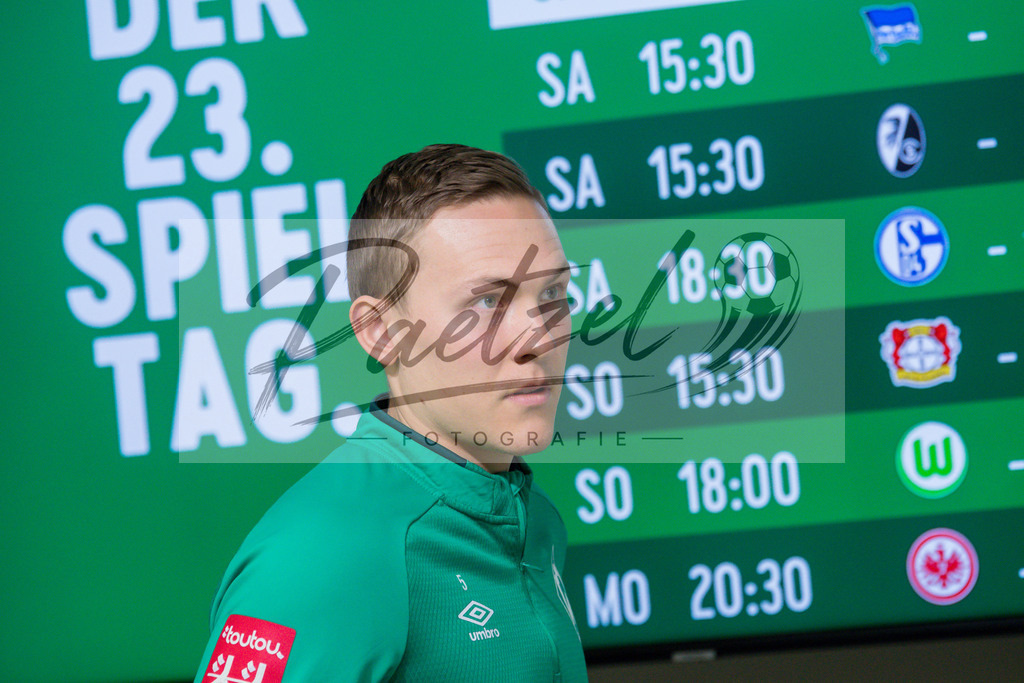 20200218_PKWEBR_0001 | Fussball, Herren: Ludwig Augustinsson (SV Werder Bremen) schaut waehrend der Pressekonferenz des SV Werder Bremen im Presseraum des wohninvest Weserstadion am 18.02.2020 in Osnabrueck, Deutschland. - Realisiert mit Pictrs.com