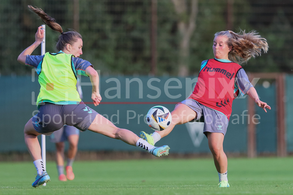 Fussball, Google Pixel Frauen-Bundesliga, Training SV Werder Bremen | v.li.: Michaela Brandenburg (SV Werder Bremen, 14) und Ricarda Walkling (SV Werder Bremen, 13) im Zweikampf, Duell, Dynamik, Aktion, Action, Spielszene