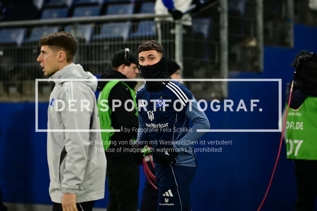 Fußball I Herren I Saison 2025-2026 I DFB-Pokal I Achtelfinale I Hamburger SV - Holstein Kiel I 37274 | Einzelfoto, Freisteller, Einzelbild, Cut-out, isoliertes Motiv, Sportaufnahme, Nahaufnahme, freigestellt, freigestellte Aufnahme, Aufnahme, Einzeln: William Mikelbrencis (2, Hamburger SV) - Realisiert mit Pictrs.com