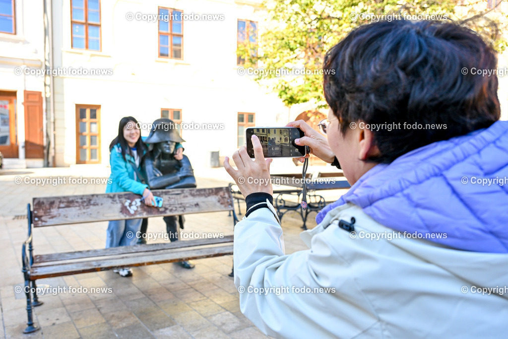 Slowakei_ Bratislavsky kraj_ Bratislava_ 08.10.2024-75 | 08.10.2024, Slowakei, SVK, Bratislavsky kraj, Bratislava, im Bild Bratislava, Stadtansichten, Gebauede, Sehenswurdigkeiten, Tourismus, Touristen, Cafe, Denkmal, Strasse, Donau, Bruecke, Schiff, Burg, Hrad, Ufo, Restaurant, Souvenier, Menschen, Bahnhof, Zug, Hauptstadt