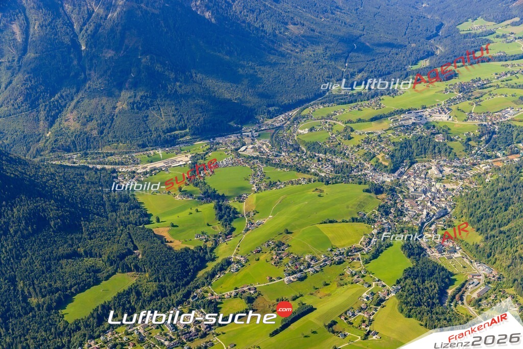Luftaufnahme der Stadt Bad Aussee - Die Luftaufnahme wurde 2025 vom UL-Flugzeug heraus erstellt ( keine Drohne ) - Hochauflösende Luftaufnahme - für professionelle Ausdrucke geeignet. Die Geschenkidee !Mit Lizenz und Bildrechte bestellbar