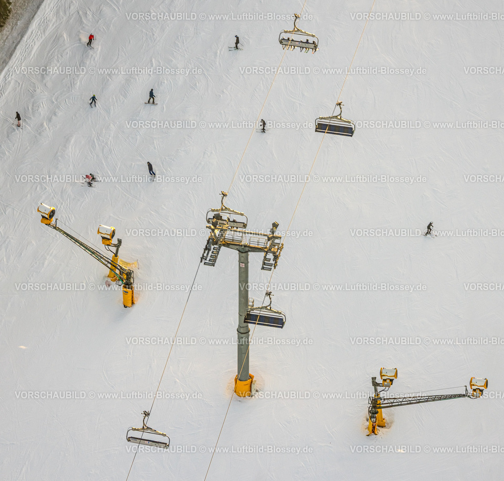 Winterberg260105026 | Luftbild, Skifahrer und Snowboarder auf verschneiter Piste, Sessellifte und Schneekanonen, Winterberg, Sauerland, Nordrhein-Westfalen, Deutschland