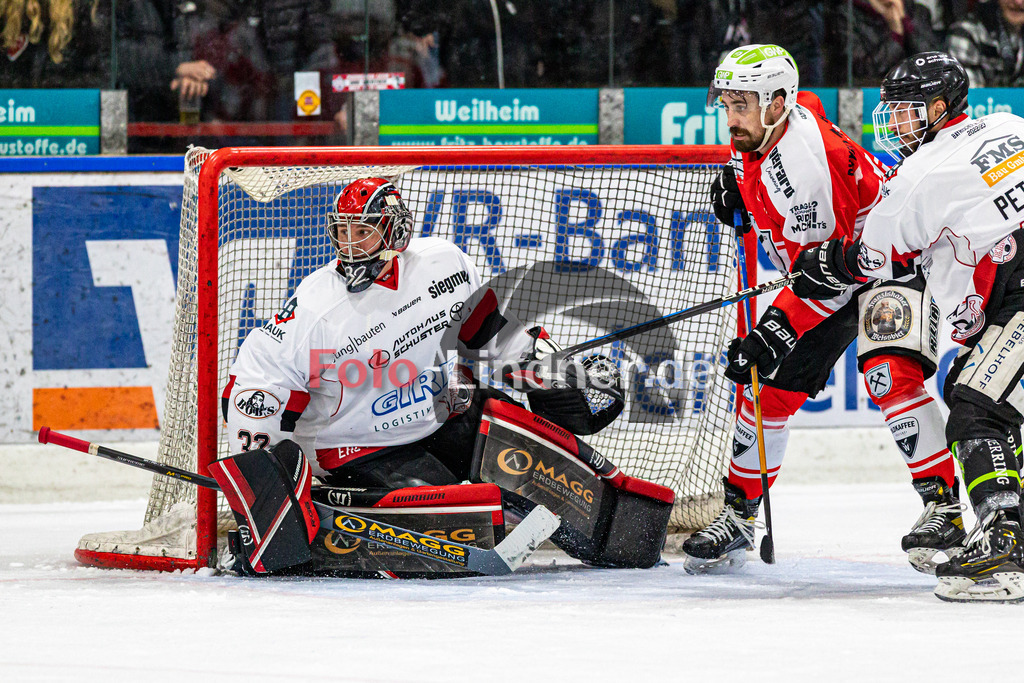 Spiel 1 Finale TSV Peißenberg Miners vs EHC Königsbrunn | Eishockey Bayernliga Playoffs 2023/2024, Spiel 1 Finale TSV Peißenberg Miners vs EHC Königsbrunn, 20240322,
Florian SIMON (Miners 11) lauter vor dem Tor,
2024-03-22 in Peißenberg (Eisstadion)
32 Stefan VAJS (EHC Goalie 32), 11 Florian SIMON (Miners 11), 19 Max PETZOLD (EHC 19)
Copyright: WolfgangxLindner foto-lindner.de