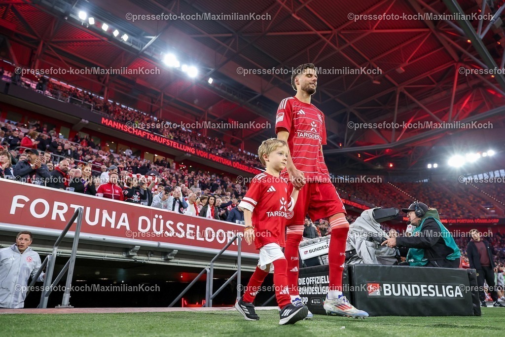 F9503102501299 | 03.10.2025, Fußball, Fortuna Düsseldorf - 1.FC Nürnberg, 2. Fußball Bundesliga, Merkur Spiel-Arena, Saison 2025 2026: Die Fortunaspieler betreten das Stadion. Anouar El Azzouzi (Fortuna Düsseldorf #08)  DFB regulations prohibit any use of photographs as image sequences and or quasi-video.