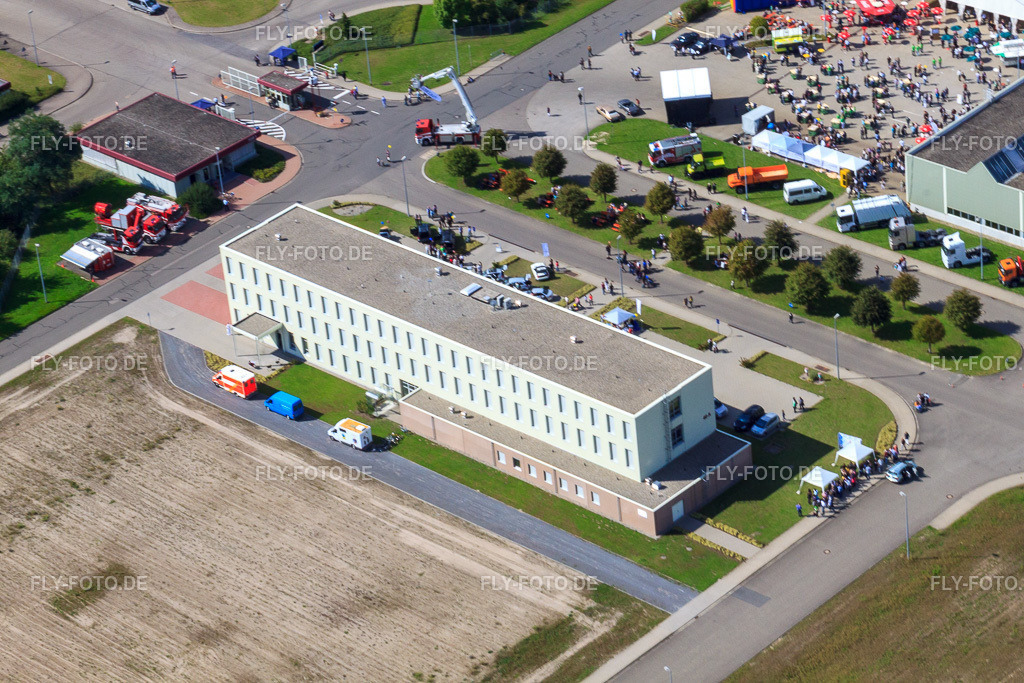 Daimler / Mercedes-Benz  Global Logistics Center GLC auf der Insel Grün https://group.mercedes-benz.com/ | Luftbild: Daimler / Mercedes-Benz  Global Logistics Center GLC auf der Insel Grün https://group.mercedes-benz.com/ in Germersheim im Bundesland Rheinland-Pfalz in Deutschland. Foto: IMG_34016.jpg vom 19.09.2010 durch Werner Riehm/FLY-FOTO.de - Realisiert mit Pictrs.com