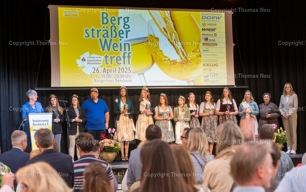 DSC_5178 | bbe. Bensheim, Bürgerhaus, Bergsträßer Weintreff, Eröffnung durch Bürgermeisterin Christine Klein, mit Johannes Bürkle, Vorsitzender Weinverband Bergstraße, die Bergsträßer Gebietsweinkönigin Katja Simon (3.v.links)  und die Deutsche Weinkönigin Charlotte Weil (2.v. links) , mit den anderen Weinhoheiten, rechts Christine Deppert und daneben Fraa vun Bensem Doris Walter, Bild: Thomas Neu