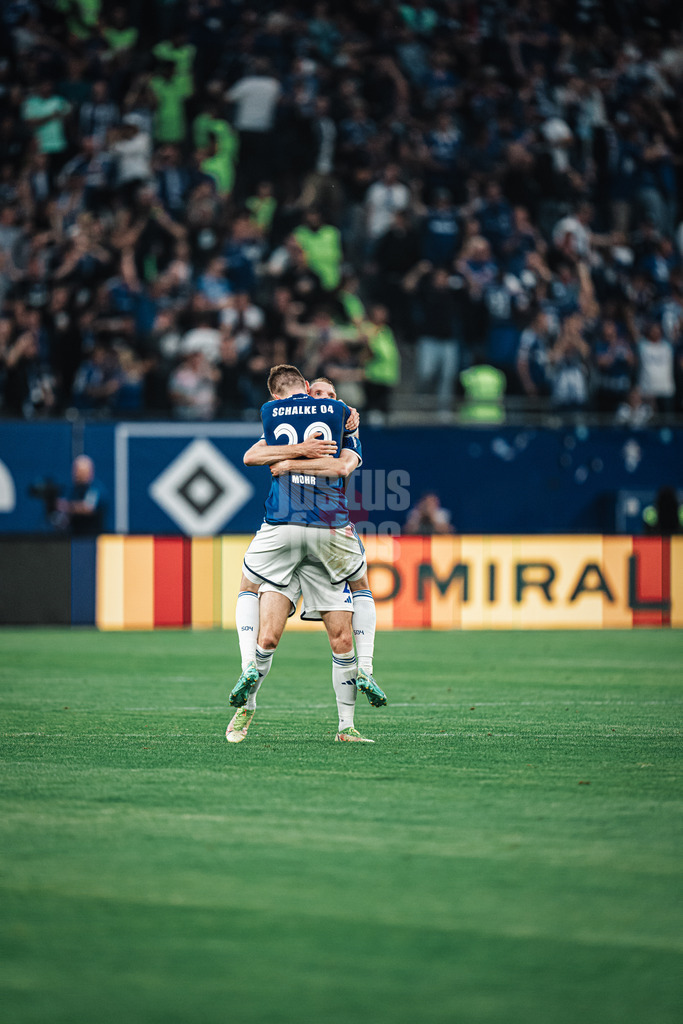 Fußball | Männer | Saison 2023/2024 | 2. Fußball-Bundesliga | 1. Spieltag | Hamburger SV vs. FC Schalke 04 | 28.07.2023 | Tobias Mohr (#29, FC Schalke 04) springt dem Torschützen Thomas Ouwejan (#2, FC Schalke 04) in die Arme