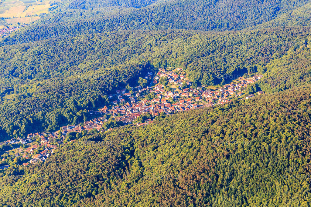Luftbild: Dorfansicht versteckt im Pfälzerwald aus Norden in Dörrenbach im Bundesland Rheinland-Pfalz in Deutschland. Foto: IMG_080014.jpg vom 05.06.2015 durch Werner Riehm/FLY-FOTO.de