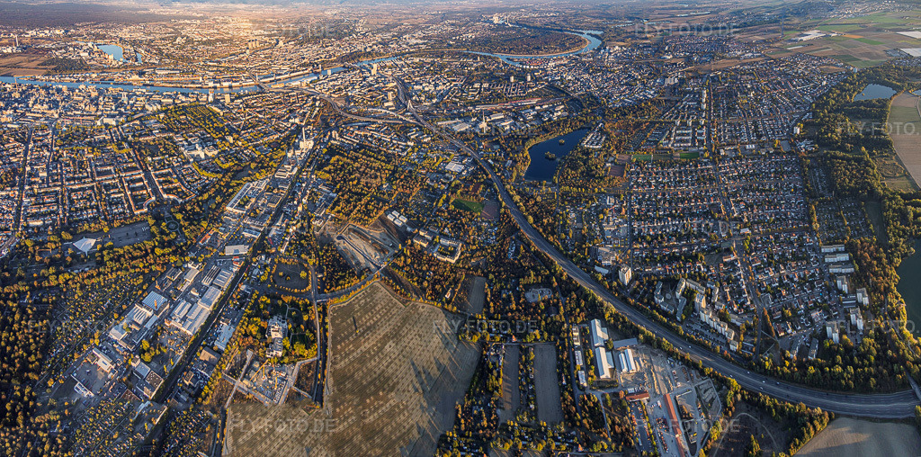 Luftbild: Stadttpanorama aus Süden von der BASF und Gartenstadt bis zum Rhein im Ortsteil Mitte in Ludwigshafen im Bundesland Rheinland-Pfalz in Deutschland. – Foto: IMG_159732-Pano.jpg vom 06.10.2026 durch Werner Riehm/FLY-FOTO.de – Auflösung des Originals: 12873 x 6392 px