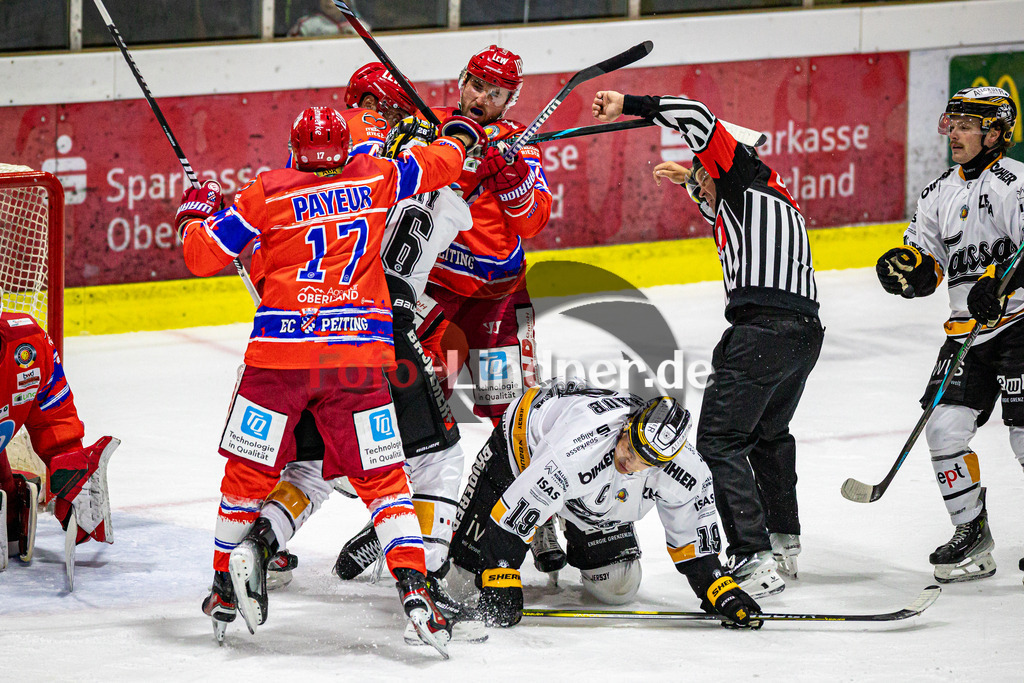 EC Peiting vs EV Füssen | Eishockey Oberliga Süd Vorrunde 2024/2025, EC Peiting vs EV Füssen, 20241002,Rangelei vor dem Tor der Peitinger,2024-10-02 in Peiting (Eisstadion)Samuel PAYEUR (ECP 17), Julian STRAUB (EVF 19), Simon MAYR (ECP 4)Copyright: WolfgangxLindner foto-lindner.de