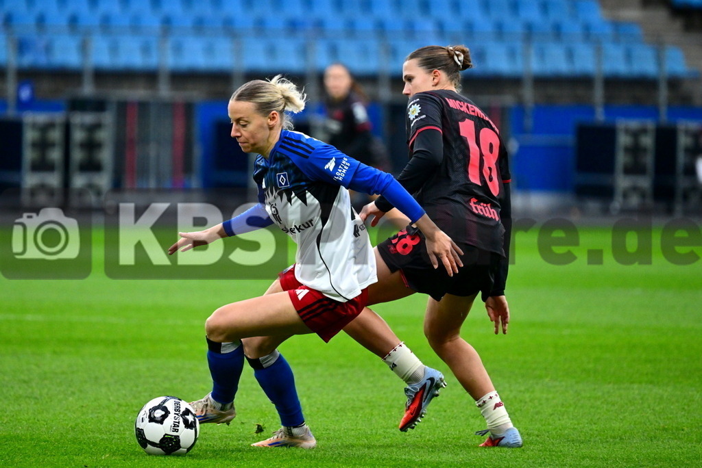 KBS Picture_HSV-Leverkusen_DFBpokal_Frauen_041 | v.l. Wucher Annalena (HSV Frauen) , Mickenhagen Julia (Bayer Leverkusen) ,Sportplatz :  Volksparkstadion, - Realisiert mit Pictrs.com