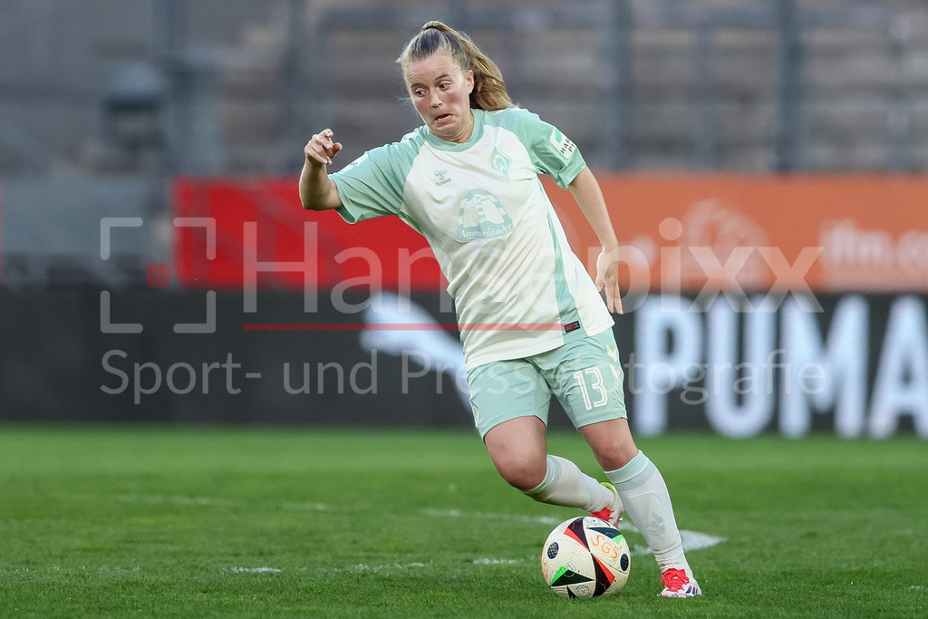 Fussball, Google Pixel Frauen-Bundesliga, SGS Essen - SV Werder Bremen | v.li.: Ricarda Walkling (SV Werder Bremen, 13) am Ball, Freisteller, Einzelbild, Ganzkörper, Aktion, Action, Spielszene, DIE DFB-RICHTLINIEN UNTERSAGEN JEGLICHE NUTZUNG VON FOTOS ALS SEQUENZBILDER UND/ODER VIDEOÄHNLICHE FOTOSTRECKEN. DFB REGULATIONS PROHIBIT ANY USE OF PHOTOGRAPHS AS IMAGE SEQUENCES AND/OR QUASI-VIDEO.