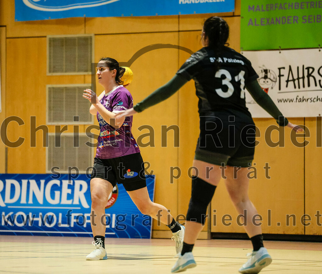 2024-02-10_113_SpVgg_Altenerding_gegen_SVA_Palzing | Erding, Deutschland, 10.02.2024:
Handball, Bezirksoberliga Frauen Altbayern 2023 / 2024, 14. Spieltag, SpVgg Altenerding gegen SVA Palzing, Endergebnis: 27:28

Janina Konrad (SpVgg Altenerding, #2), Daniela Huber (SVA Palzing, #31)

Foto: Christian Riedel / fotografie-riedel.net
