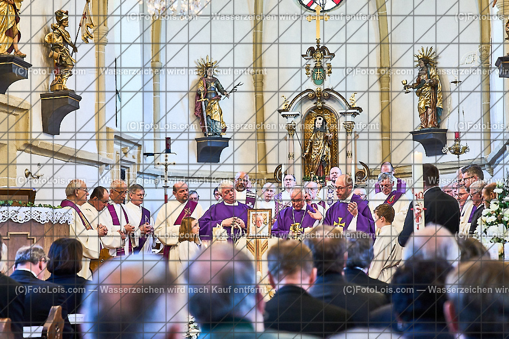 ALP6488_Hl-Requiem_Pfarrer Sinnhuber Roman | Hochzeitsfotograf mit dem Blick für´s Wesentliche, Firmung, Erstkommunion, Firmenfeiern, Sportfotoservice, Reproduktionen, Konzertfotografie, Pressefotografie, Luftbildfotografie, Innenarchitektur, Werbefotografie, Sponsoren-Livebildfotografie.