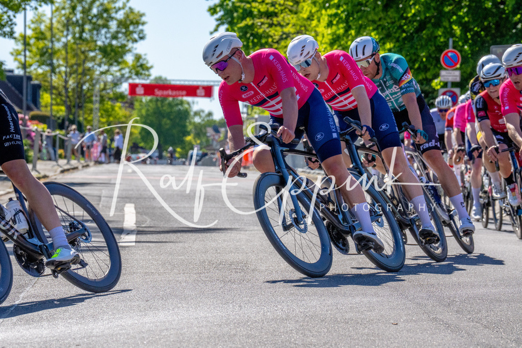 Spurt in den Mai 2026 - Großer Preis der Sparkasse Neuss | Annual one-day road cycling race "Großer Preis der Sparkasse Neuss" held in Büttgen, Germany, organized by VfR Büttgen 1912 e.V. The event features multiple races across all age categories from U11 youth to Elite men. - Realisiert mit Pictrs.com