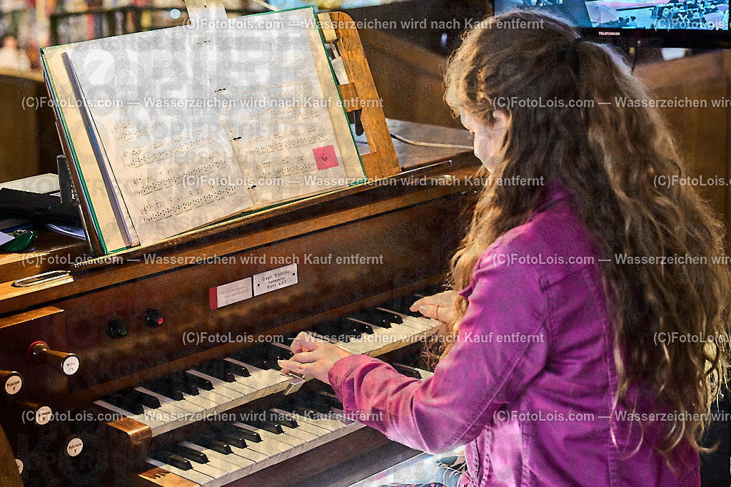 ALP1229_PfarrFirmung Wieselburg_Firmling an Orgel | (C)FotoLois.com, Alois Spandl, Firmung in der Pfarrkirche Wieselburg mit Generalvikar Dr. Christoph Weiss, Dechant Pfarrer Daniel Kostrzycki und Monignore Franz Dammerer, Sa 15. Juni 2024.
