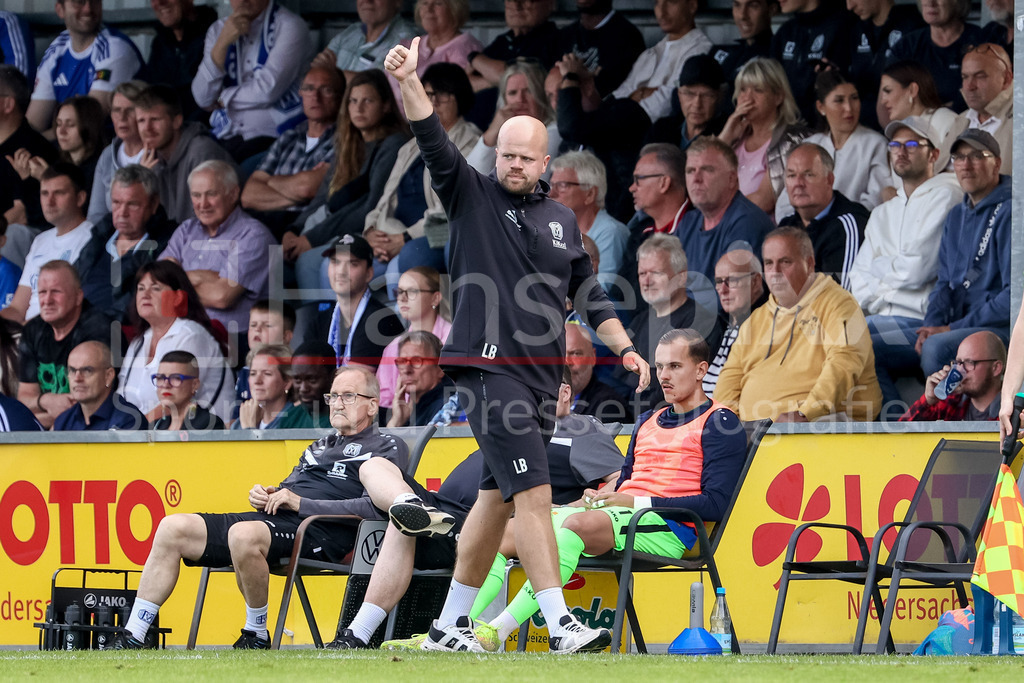 Fussball, Regionalliga Nord, BSV Kickers Emden - SV Meppen | Lucas Beniermann (Trainer, SV Meppen) zeigt den Daumen, hebt den Daumen in die Luft, Lob für seine Mannschaft