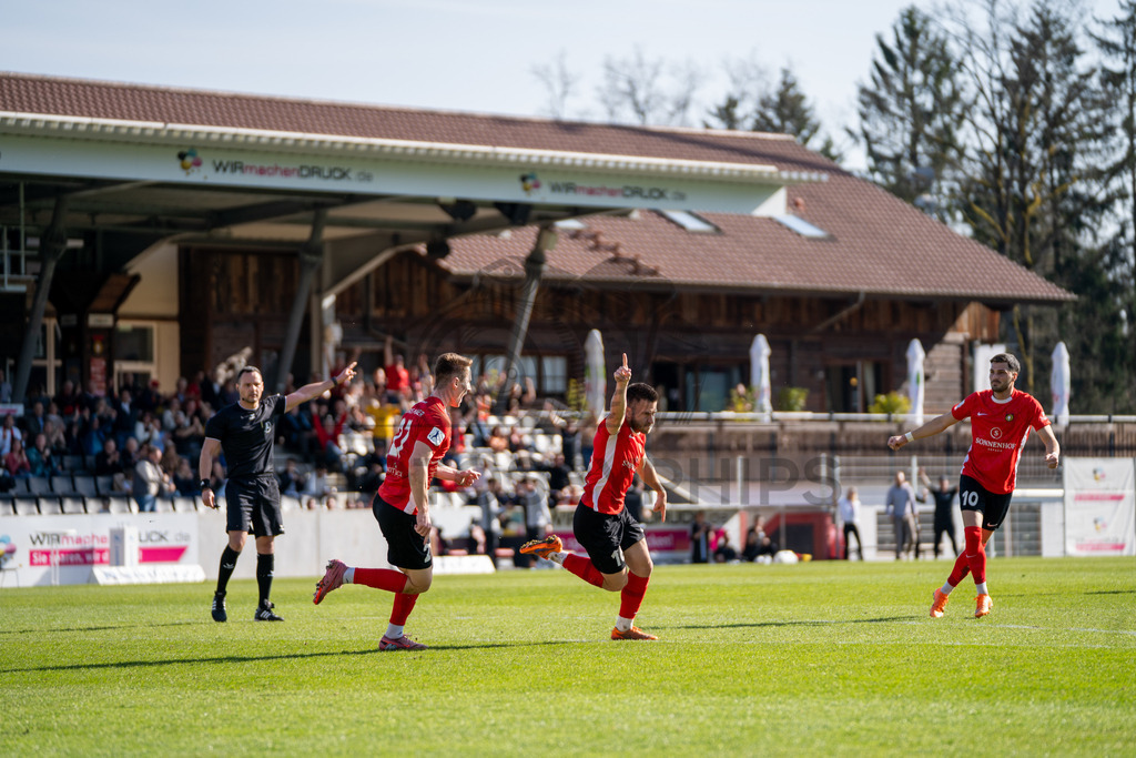 SG Sonnenhof Großaspach vs. KSV Hessen Kassel, Fussball, Regionalliga Südwest, 23. Spieltag, Saison 2025/2026, 07.03.2026 | Loris Maier (SG Sonnenhof Großaspach, #27),  Marius Kunde (SG Sonnenhof Großaspach, #16) und Mert Tasdelen (SG Sonnenhof Großaspach, #10),SG Sonnenhof Großaspach vs. KSV Hessen Kassel, Fussball, Regionalliga Südwest, 23. Spieltag, Saison 2025/2026, 07.03.2026Foto: photosbyphips/Philip Ziegler