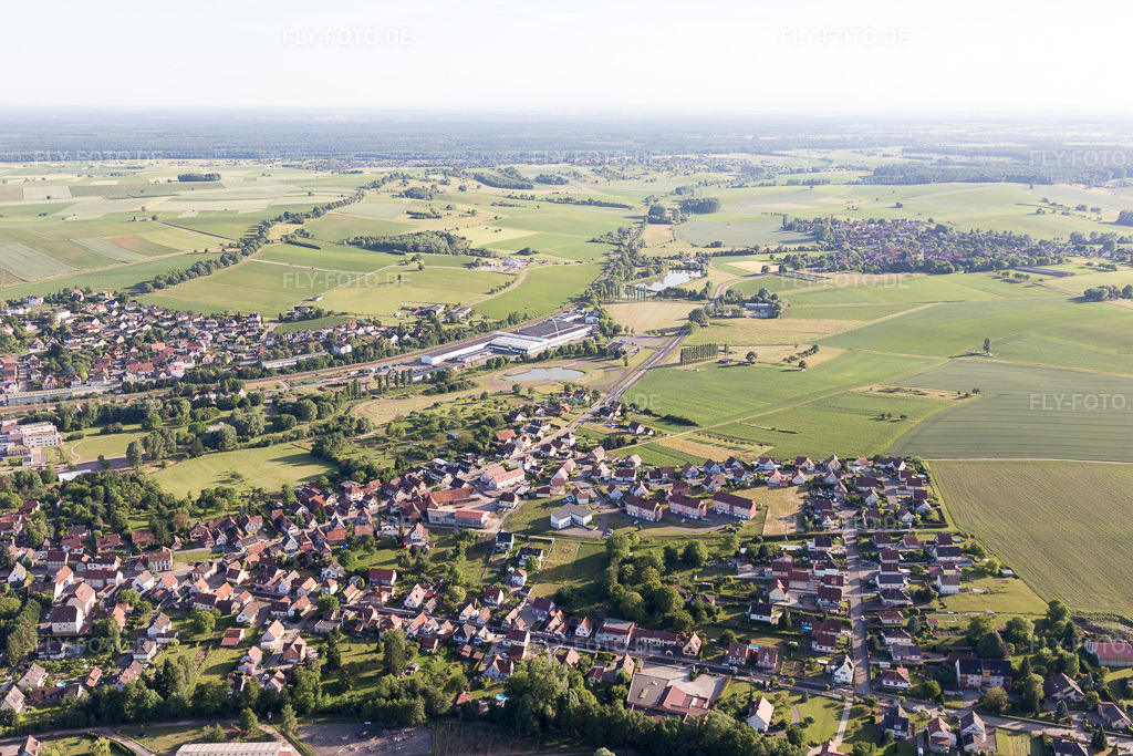 Luftbild: Ortsansicht in Retschwiller im Bundesland Bas-Rhin in Frankreich. Foto: IMG_100769.jpg vom 08.06.2017 durch Werner Riehm/FLY-FOTO.de