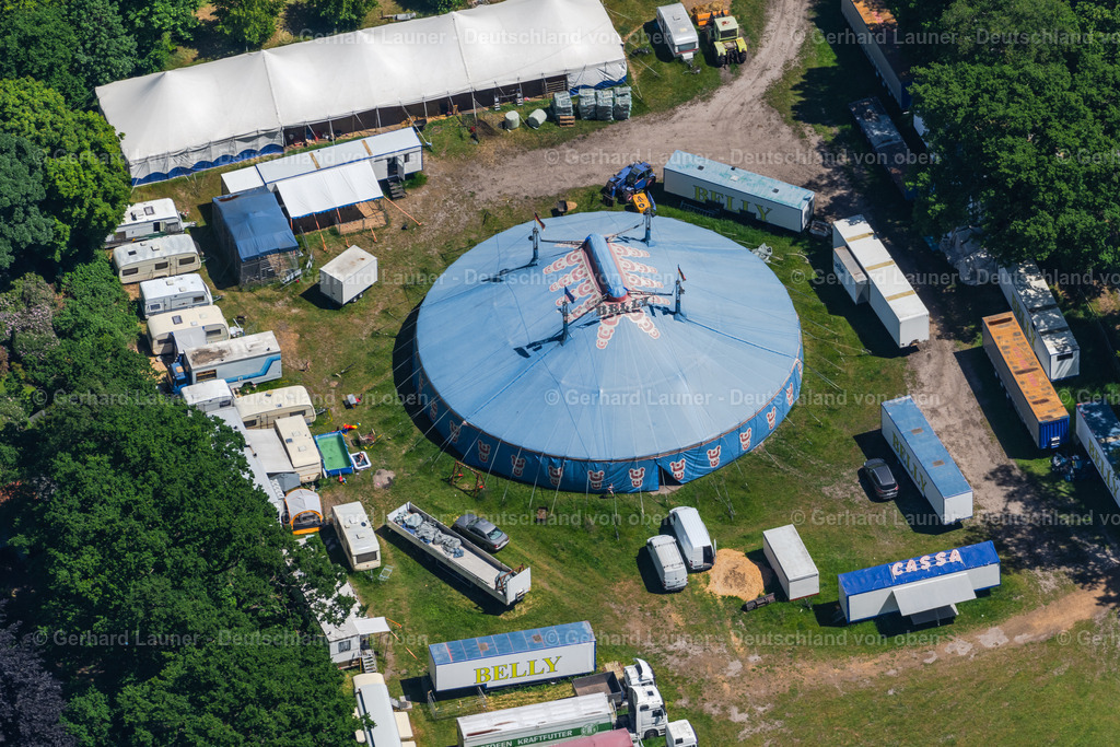 4029178 | BREMEN 01.06.2020 Circus- Zelt- Kuppeln des Zirkus Belly im Ortsteil Oberneuland in Bremen, Deutschland. // Circus tent domes of the circus Belly in the district Oberneuland in Bremen, Germany. Foto: Gerhard Launer