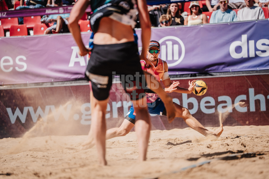 Beachvolleyball | Männer | Allianz German Beach Tour 2025 | Tourstop Düsseldorf | 16.05.2025 | Bennet Poniewaz schafft es nicht den Ball zu verteidigen