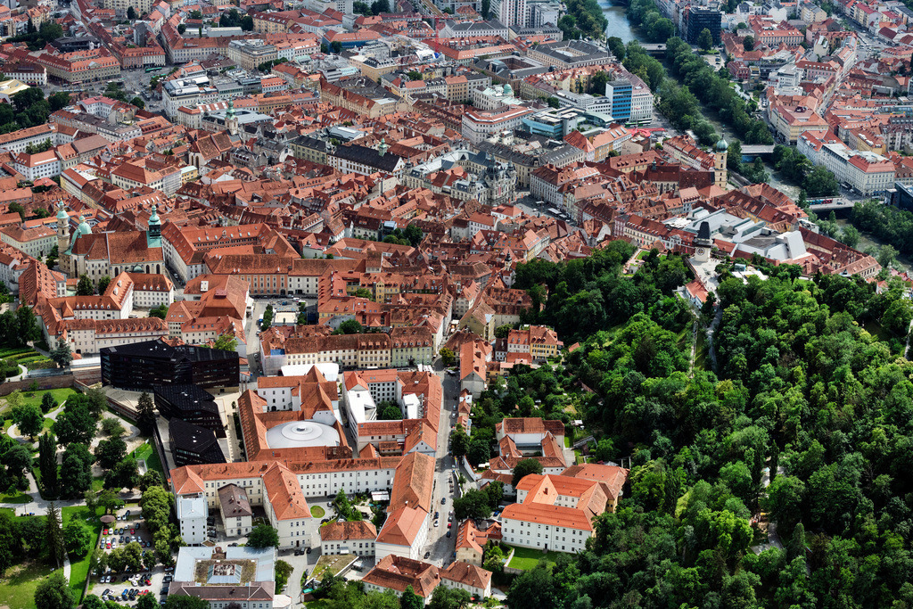 dr__0092470.jpg | GRAZ 14.06.2022 Altstadtbereich und Innenstadtzentrum am Schloßberg in Graz in Steiermark, Österreich. Weiterführende Informationen bei: Stadt Graz, Rathaus.