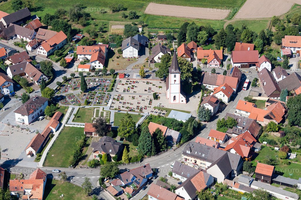 Luftbild: Kirchengebäude im Dorfkern im Ortsteil Sand in Willstätt im Bundesland Baden-Württemberg in Deutschland. Foto: IMG_20855.jpg vom 31.08.2009 durch Werner Riehm/FLY-FOTO.de
