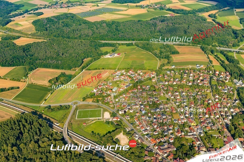 Luftaufnahme der Stadt Zapfendorf - Die Luftaufnahme wurde 2025 vom UL-Flugzeug heraus erstellt ( keine Drohne ) - Hochauflösende Luftaufnahme - für professionelle Ausdrucke geeignet. Die Geschenkidee !Mit Lizenz und Bildrechte bestellbar