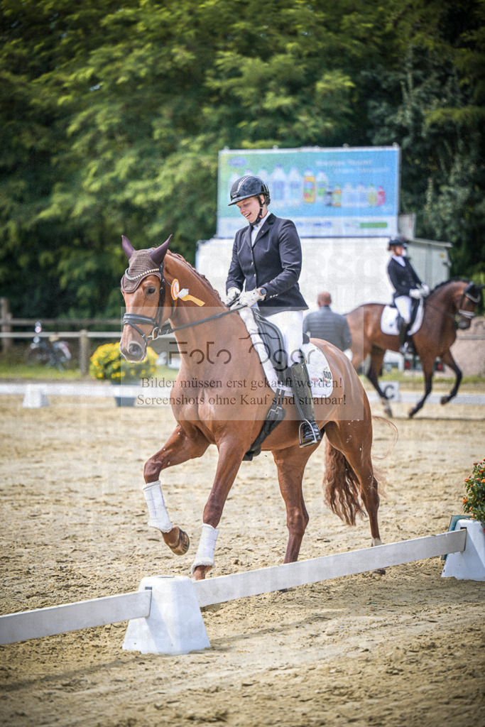 DOS_9954 | Entdecke hochwertige Reitturnierfotos von Foto Oger. Professionell, emotional und authentisch – jetzt Lieblingsmomente im Shop bestellen.Deutschlandweite Turnierfotografie. - Realisiert mit Pictrs.com