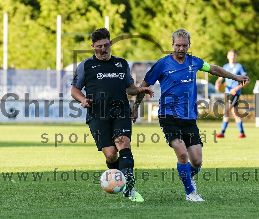 2023-07-14_055_FC_Langengeisling_gegen_FC_Velden-Eberspoint | Erding, Deutschland, 14.07.2023:
Fußball, Bezirksliga Oberbayern Ost 2023 / 2024, Testspiel, FC Langengeisling gegen FC Velden-Eberspoint, Endergebnis: 5:0

Florian Rupprecht (FC Langengeisling, #11), Florian Hagenberger (FC Velden-Eberspoint, #9)

Foto: Christian Riedel / fotografie-riedel.net