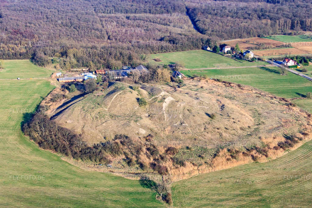 Luftbild: Hügel einer ehemaligen Deponie in Gunstett im Bundesland Bas-Rhin in Frankreich. – Foto: IMG_38720.jpg vom 20.03.2011 durch Werner Riehm/FLY-FOTO.de – Auflösung des Originals: 4212 x 2808 px