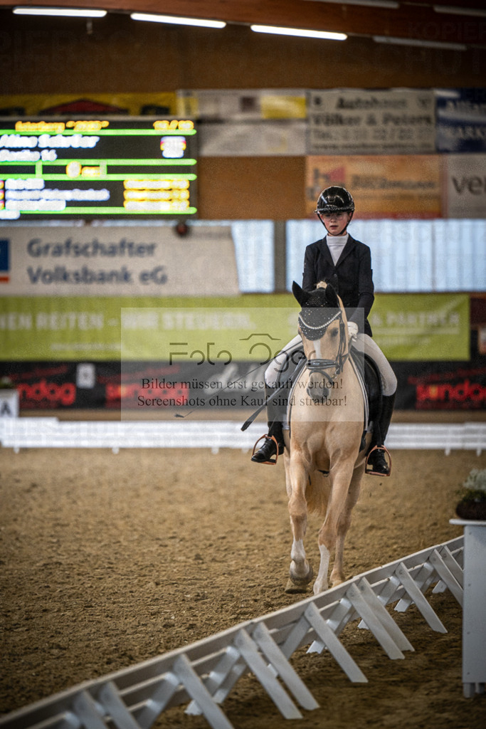 DOS_2832 | Entdecke hochwertige Reitturnierfotos von Foto Oger. Professionell, emotional und authentisch – jetzt Lieblingsmomente im Shop bestellen.Deutschlandweite Turnierfotografie. - Realisiert mit Pictrs.com