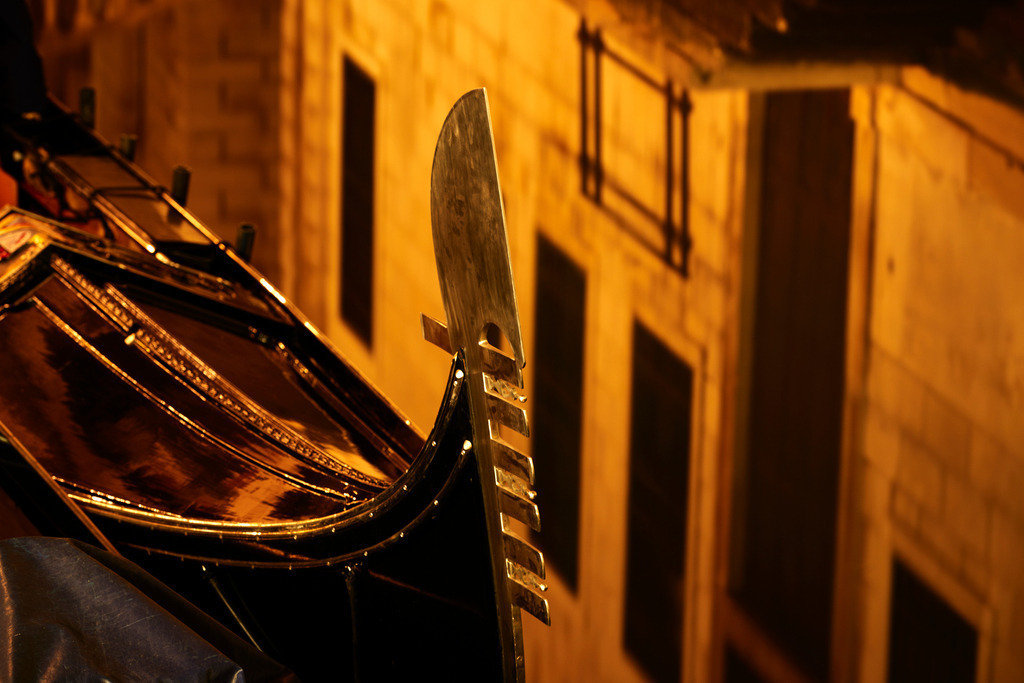 Gondel spiegelt sich im Wasser | Venedig, Italien - December 04, 2016: Gondel spiegelt sich im Wasser. - Realisiert mit Pictrs.com