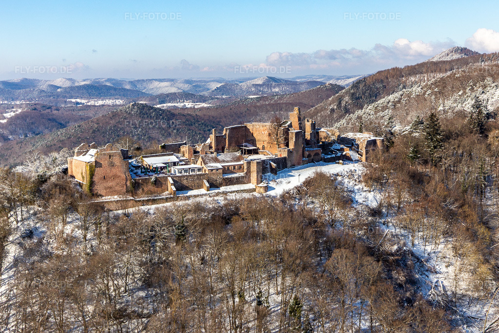Luftbild: Winterlich schneebedeckte Ruine und Mauerreste der ehemaligen Burganlage Burgruine Madenburg in Eschbach im Bundesland Rheinland-Pfalz in Deutschland. Foto: IMG_124457.jpg vom 11.02.2021 durch Werner Riehm/FLY-FOTO.de