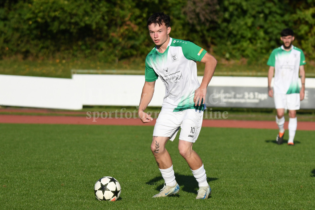 SpVgg GW Deggendorf : SV Oberpolling | Laurin Hübscher (SpVgg GW Deggendorf #10) - Realisiert mit Pictrs.com