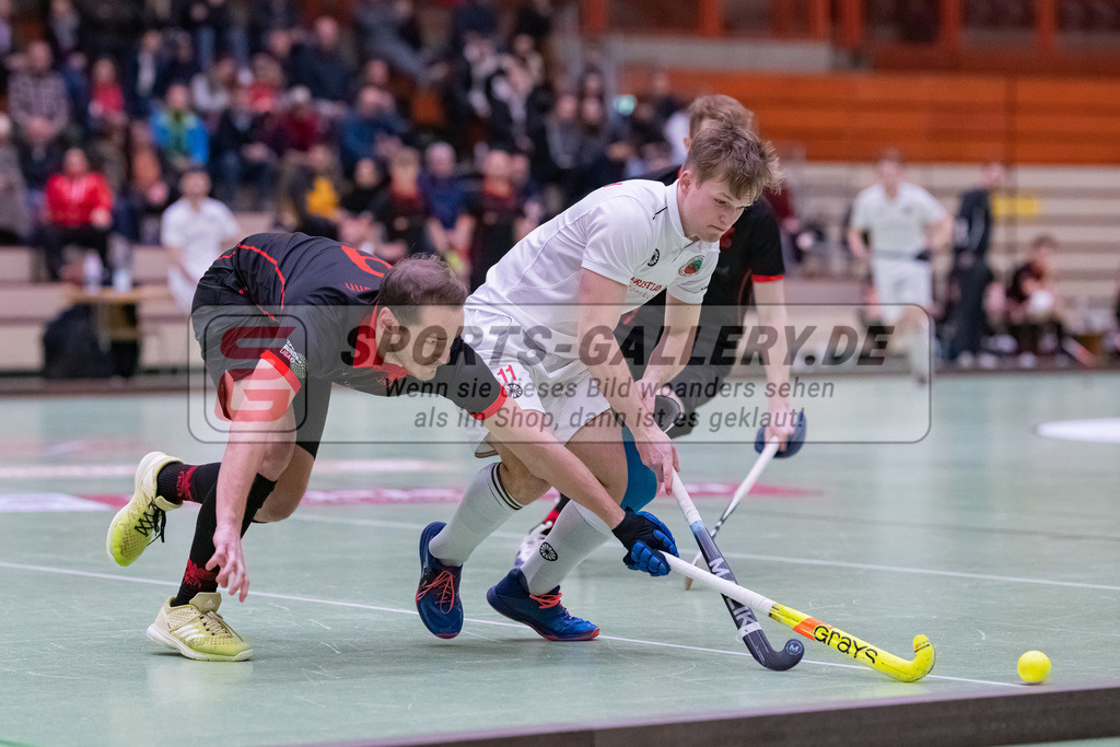HK_20230113_102750 | 1. Bundesliga ( Halle ) Herren Crefelder HTC - DSD Düsseldorf am 13.1.2023 Crefelder HTC  ( CHTC ) Halle Glockenspitz , Krefeld , Elias Friedrich ( Crefelder HTC #11 ) , Chris Reinersmann ( DSD Düsselorf #9 )