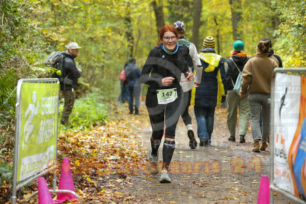 251026_1329_EX1_3553 | Sportfotografie im Rhein-Sieg Kreis, Köln, Bonn, NRW, Rheinland Pfalz, Hessen, etc. Unser Tätigkeitsfeld umfasst den Laufsport vom Volkslauf über den Marathon, Duathlon, Triathon bis zum Ultralauf wie Kölnpfad Ultra oder Schindertrail.