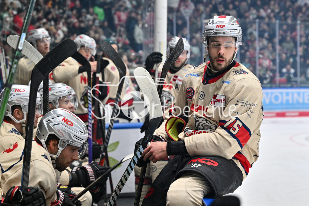 Augsburger Panther - Nürnberg Ice Tigers | im Bild Samuel DOVE-McFALLS (Nürnberg Ice Tigers #77) auf der Bande im Powerbreak / DEL: Augsburger Panther - Nuernberg Ice Tigers, Curt Frenzel Stadion am 03.01.2025